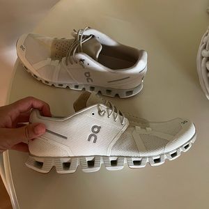 On Cloud running shoe white/sand